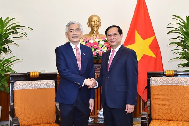 El ministro de Relaciones Exteriores de Vietnam, Bui Thanh Son, y el vicecanciller permanente de Singapur, Albert Chua. (Fotografía:VNA) El ministro de Relaciones Exteriores de Vietnam, Bui Thanh Son, y el vicecanciller permanente de Singapur, Albert Chua. (Fotografía:VNA)