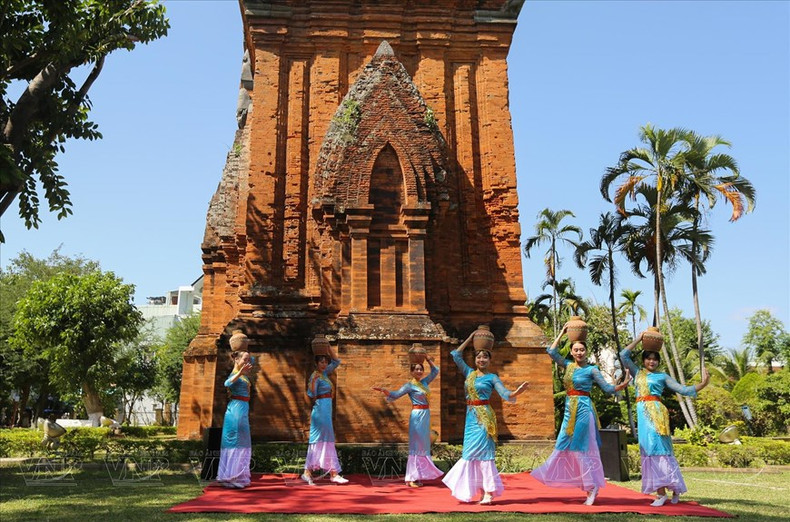 El Comité de Gestión de la obra recrea danzas antiguas del pueblo Cham.
