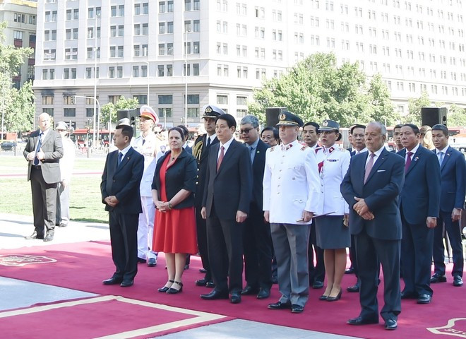 Escena del acto de homenaje, efectuado en el marco de la actual visita oficial del líder vietnamita a Chile. Escena del acto de homenaje, efectuado en el marco de la actual visita oficial del líder vietnamita a Chile.