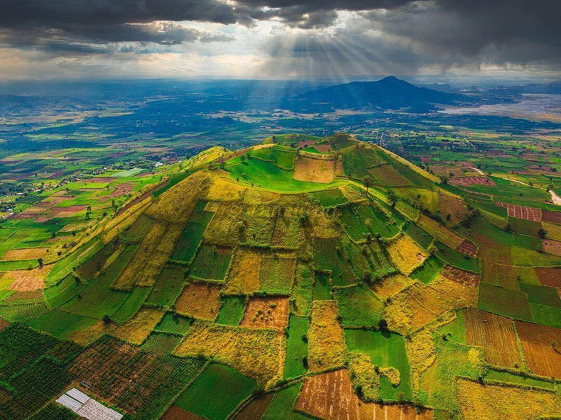 A vista de pájaro, el volcán parece un embudo gigante chapado de color dorado de los girasoles silvestres. La floración de esta especie suele durar un mes y culmina a mediados de noviembre.