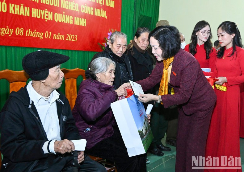 La jefa de la Comisión de Asuntos sobre Diputados del Parlamento, Nguyen Thi Thanh, entrega regalos a los necesitados. La jefa de la Comisión de Asuntos sobre Diputados del Parlamento, Nguyen Thi Thanh, entrega regalos a los necesitados.