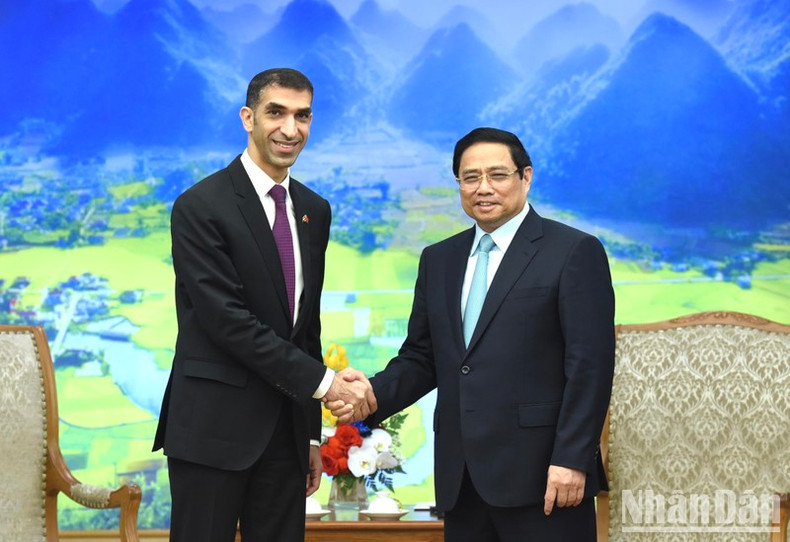 El jefe de Gobierno vietnamita y el secretario de Estado Thani bin Ahmed Al Zeyoudi.
