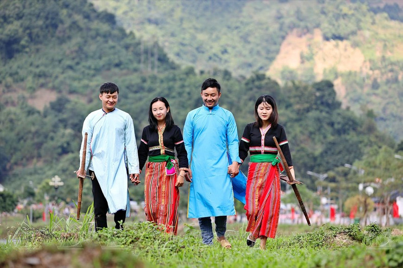 Jóvenes de la etnia Cong se visten con trajes tradicionales cuando van a festivales. Jóvenes de la etnia Cong se visten con trajes tradicionales cuando van a festivales.