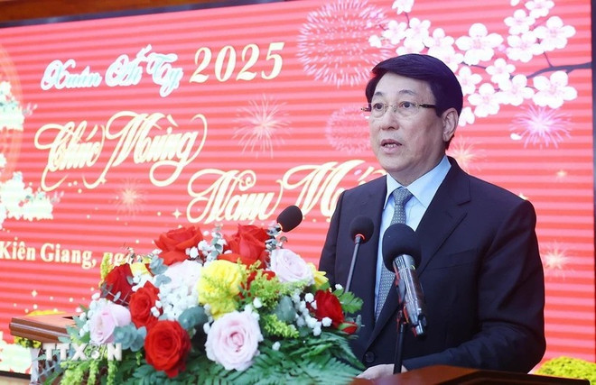 El presidente Luong Cuong extiende felicitaciones por el Año Nuevo Lunar (Tet) al gobierno, el pueblo y las fuerzas armadas de Kien Giang. (Fotografía: VNA) El presidente Luong Cuong extiende felicitaciones por el Año Nuevo Lunar (Tet) al gobierno, el pueblo y las fuerzas armadas de Kien Giang. (Fotografía: VNA)