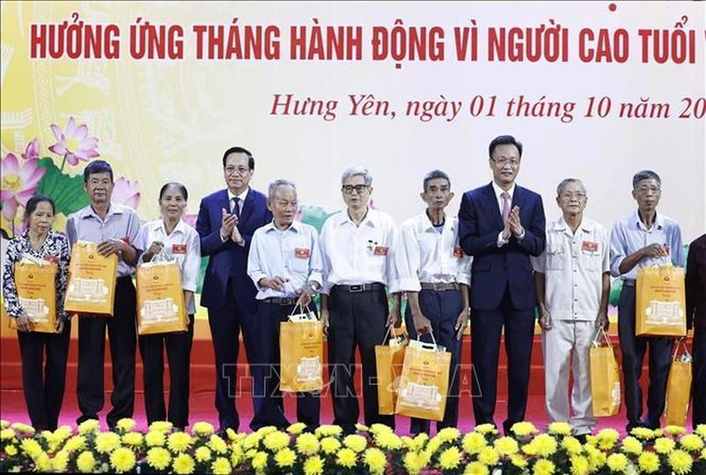 El ministro de Trabajo, Inválidos de Guerra y Asuntos Sociales, Dao Ngoc Dung, y Nguyen Huu Nghia otorgan regalos a personas de tercera edad en circunstancias difíciles.