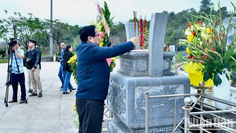 El dirigente rinde homenaje en el Monumento a las Madres Heroicas Vietnamitas, título conferido por el Estado a las ciudadanas que hicieron una enorme contribución a la Revolución. El dirigente rinde homenaje en el Monumento a las Madres Heroicas Vietnamitas, título conferido por el Estado a las ciudadanas que hicieron una enorme contribución a la Revolución.