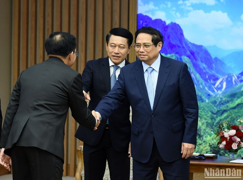 El jefe de Gobierno vietnamita recibe a la delegación laosiana.