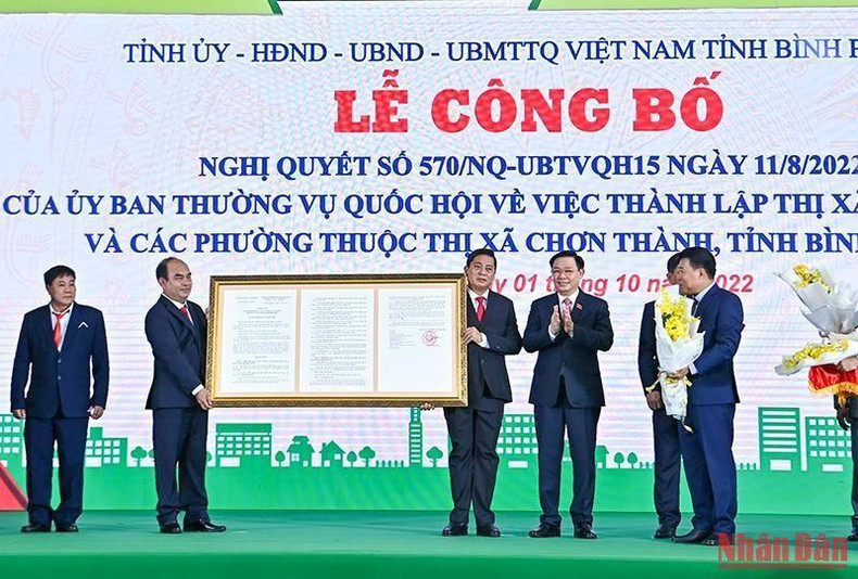 Dinh Hue entrega el documento a representantes de la autoridad del nuevo pueblo.