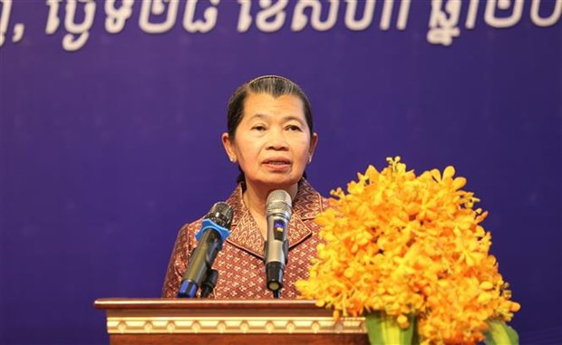 La vicepresidenta del Partido Popular de Camboya (CPP) Samdech Men Sam An interviene en el acto. (Fotografía: VNA)