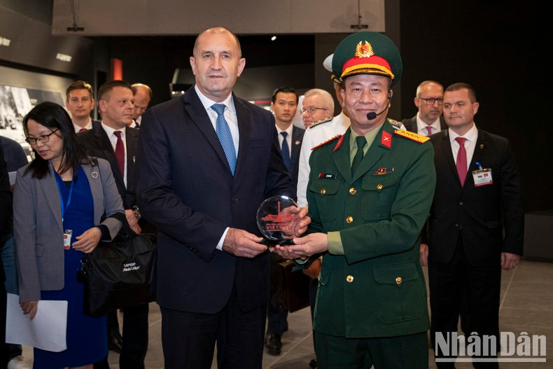 El director del museo, coronel Le Vu Huy, entrega un regalo de recuerdo al dirigente búlgaro.