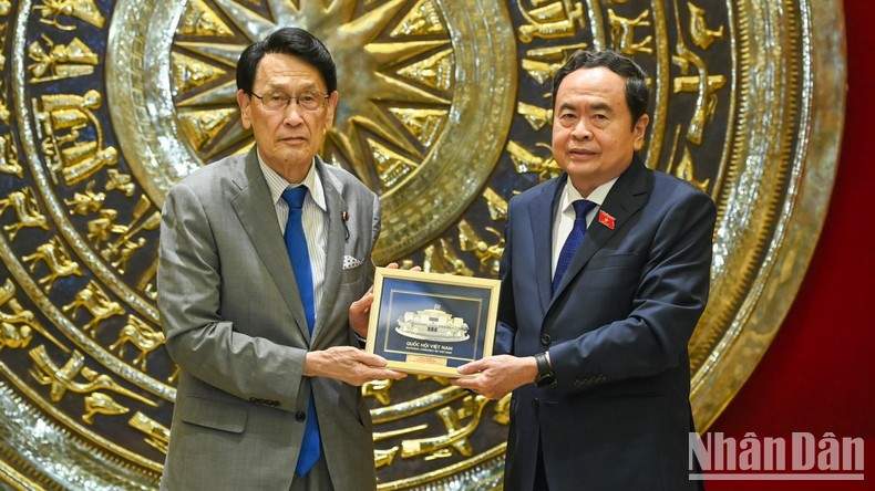 El máximo legislador vietnamita entrega un regalo de recuerdo al diputado japonés. El máximo legislador vietnamita entrega un regalo de recuerdo al diputado japonés.