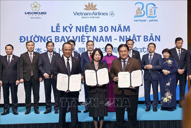 La pareja atestigua la entrega de documentos de cooperación bilateral.