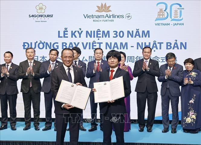 El presidente de la Asamblea Nacional de Vietnam y su esposa presencian la entrega de documentos de cooperación entre las dos comunidades empresariales.