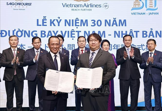 El presidente de la Asamblea Nacional de Vietnam y su esposa presencian la entrega de documentos de cooperación entre las dos comunidades empresariales.