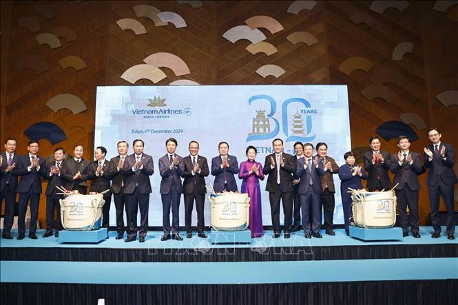 Thanh Man y su esposa, junto con otros delegados al evento, efectuado en el marco de la actual visita oficial del jefe del Legislativo a Japón.