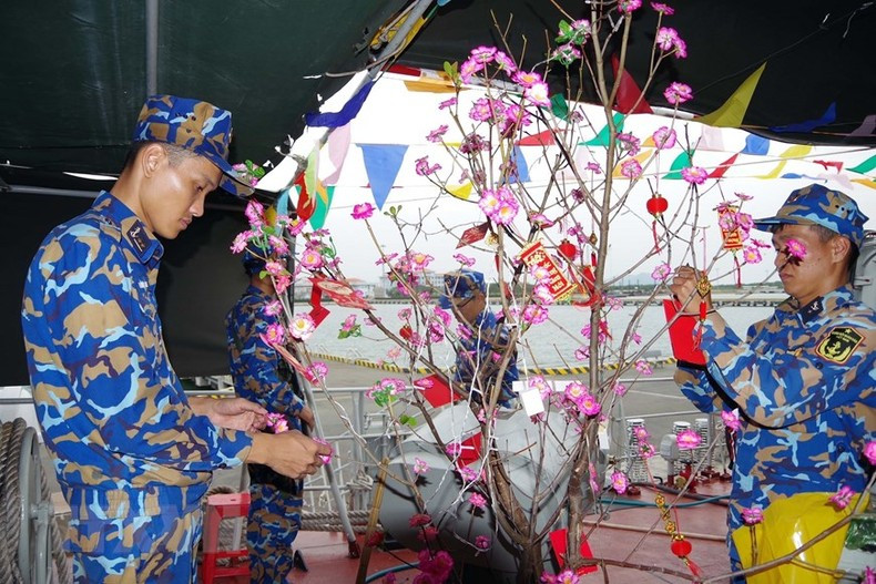 Preparando las decoraciones. Preparando las decoraciones.