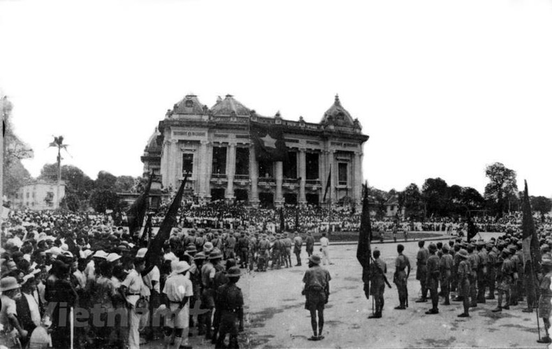 La Ópera de Hanói y la plaza frente al teatro atestiguaron importantes eventos históricos asociados con la Revolución de Agosto. El 19 de agosto de 1945, tuvo lugar un gran mitin en la plaza de la Ópera. La manifestación se extendió luego a varios puntos para realizar un levantamiento general en toda la ciudad. La Ópera de Hanói y la plaza frente al teatro atestiguaron importantes eventos históricos asociados con la Revolución de Agosto. El 19 de agosto de 1945, tuvo lugar un gran mitin en la plaza de la Ópera. La manifestación se extendió luego a varios puntos para realizar un levantamiento general en toda la ciudad.