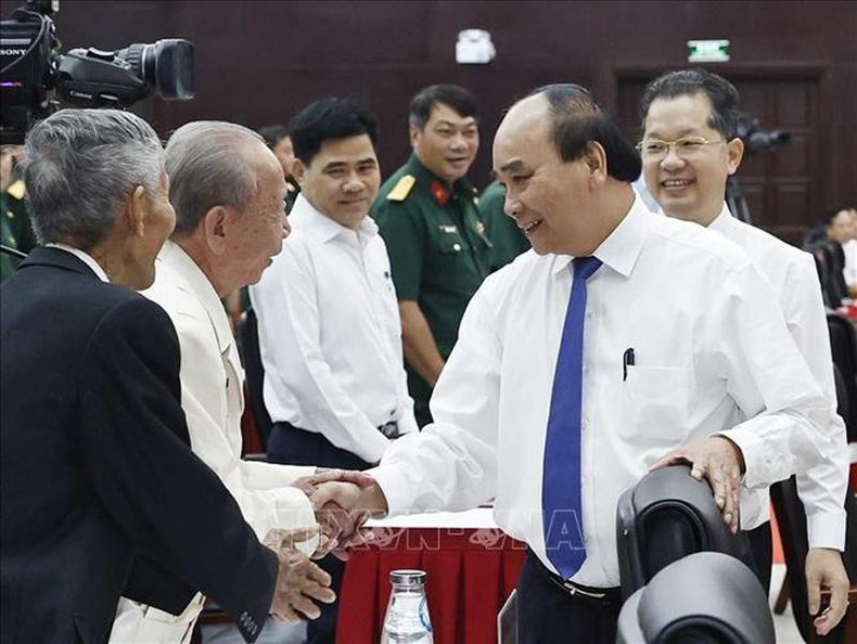 El presidente Nguyen Xuan Phuc saluda a otros asistentes.