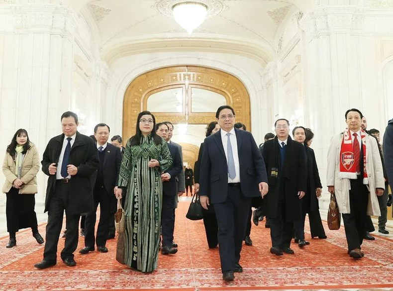El primer ministro Pham Minh Chinh y su cónyuge visitan el Palacio del Parlamento Rumano. El primer ministro Pham Minh Chinh y su cónyuge visitan el Palacio del Parlamento Rumano.