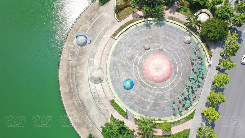 Vista panorámica de la Plaza del Sistema Solar, donde hay carteles informativos para ayudar a los visitantes a comprender más sobre los planetas del sistema solar.