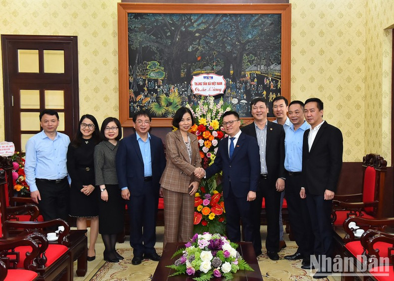 Reciben a la delegación miembros del personal directivo de Nhan Dan. Reciben a la delegación miembros del personal directivo de Nhan Dan.