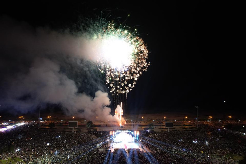 Los fuegos artificiales iluminan el cielo sobre la ciudad de Rach Gia, provincia de Kien Giang. (Fotografía: kinhtedothi.vn) Los fuegos artificiales iluminan el cielo sobre la ciudad de Rach Gia, provincia de Kien Giang. (Fotografía: kinhtedothi.vn)