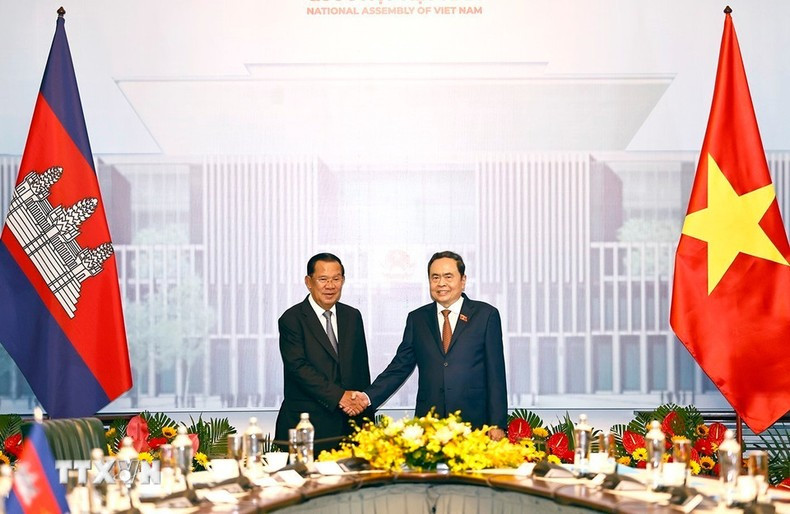 El presidente de la Asamblea Nacional de Vietnam, Tran Thanh Man, se reúne con el presidente del Partido Popular de Camboya, Hun Sen.