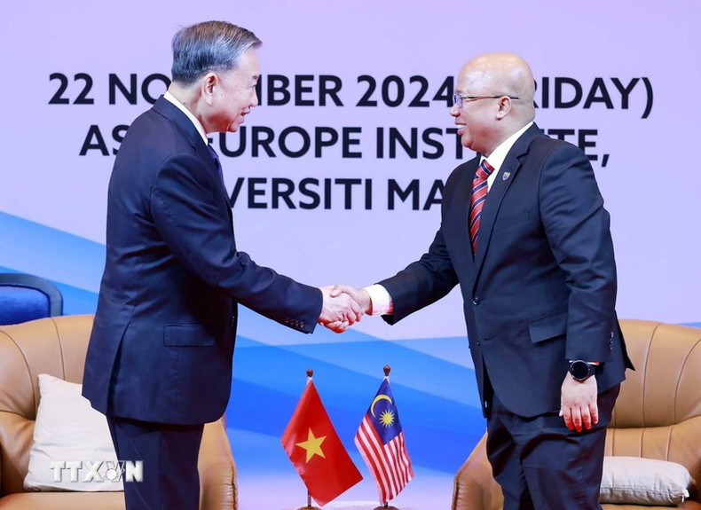 El líder del PCV y un directivo de la Universidad de Malaya.