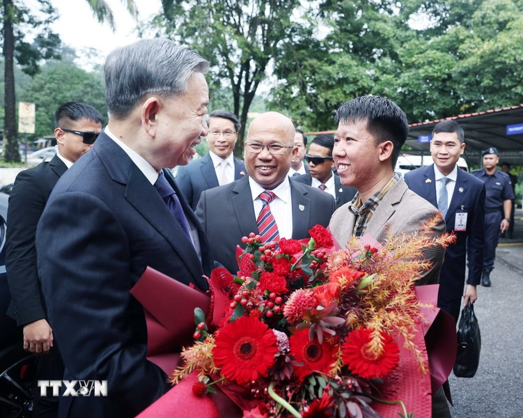 Directivos y estudiantes de la institución dan la bienvenida al dirigente vietnamita.