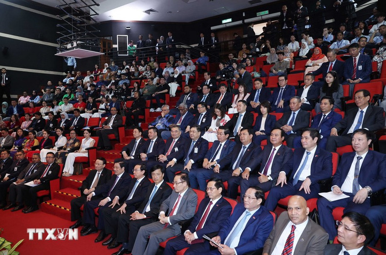 Asistentes a la tertulia.