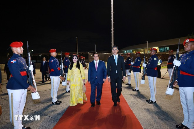 Ceremonia de despedida al jefe de Gobierno vietnamita y su esposa. Ceremonia de despedida al jefe de Gobierno vietnamita y su esposa.