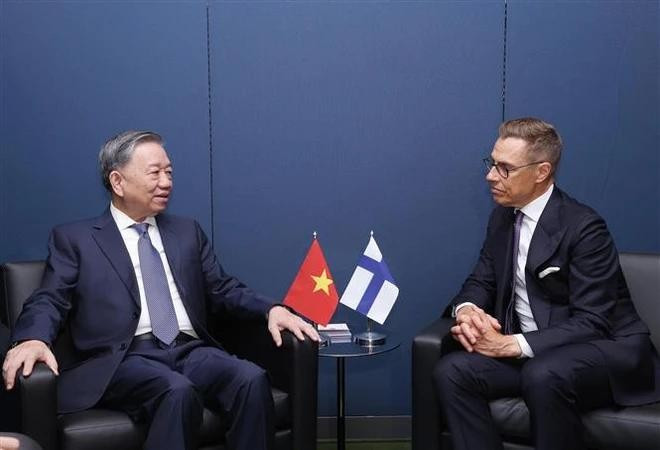 El secretario general del Partido Comunista y presidente de Vietnam, To Lam (izquierda), se reúne con el presidente finlandés, Alexander Stubb. (Fotografía: VNA) El secretario general del Partido Comunista y presidente de Vietnam, To Lam (izquierda), se reúne con el presidente finlandés, Alexander Stubb. (Fotografía: VNA)