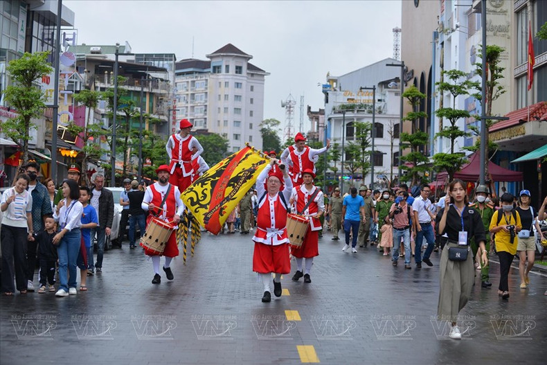 Hue fortalece la promoción de la imagen y la cooperación internacional en el campo de la cultura con muchos países de todo el mundo. Hue fortalece la promoción de la imagen y la cooperación internacional en el campo de la cultura con muchos países de todo el mundo.