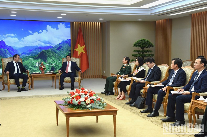 El primer ministro Pham Minh Chinh y representantes del Gobierno vietnamita. El primer ministro Pham Minh Chinh y representantes del Gobierno vietnamita.