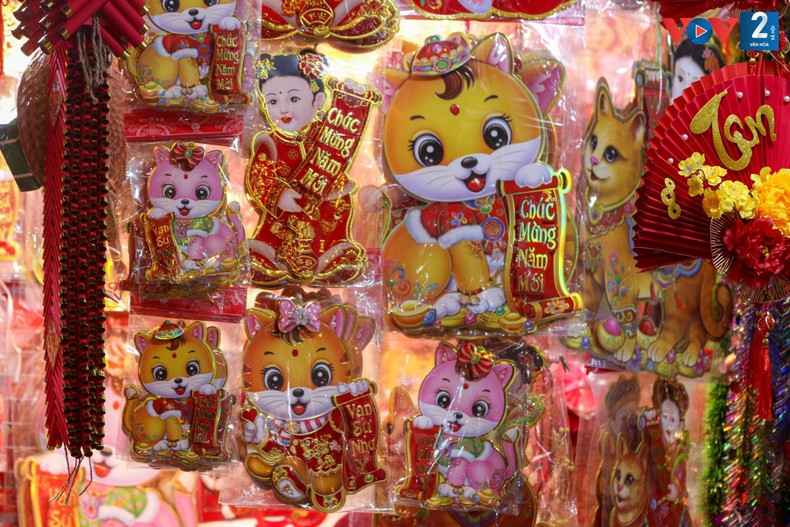 Además de los objetos de decoración preferidos en el Tet como coplas y farolillos rojos, hay diversos artículos con imágenes del gato, el animal que regirá este año según el Zodiaco vietnamita. Además de los objetos de decoración preferidos en el Tet como coplas y farolillos rojos, hay diversos artículos con imágenes del gato, el animal que regirá este año según el Zodiaco vietnamita.