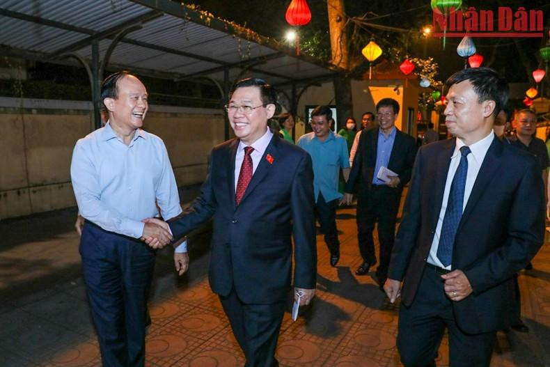 El presidente de la Asamblea Nacional de Vietnam, Vuong Dinh Hue, llega al evento.