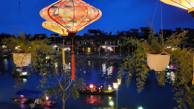 Hoi An resplandece en una noche de farolillos. Para los locales, la luz representa al ser humano, por lo que lleva farolillos encendidos a los altares de los templos para rogar el amparo de los dioses. Los colores de cada linterna también son simbólicos, por ejemplo, el rojo denota suerte y abundancia.