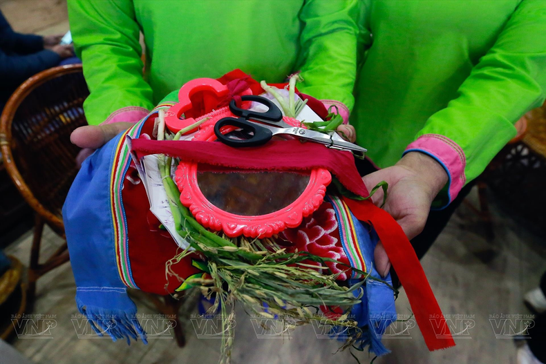 Según la costumbre, los casamenteros del novio traerán objetos que simbolizan la suerte y la prosperidad para obsequiarlos a la novia el día de la boda.