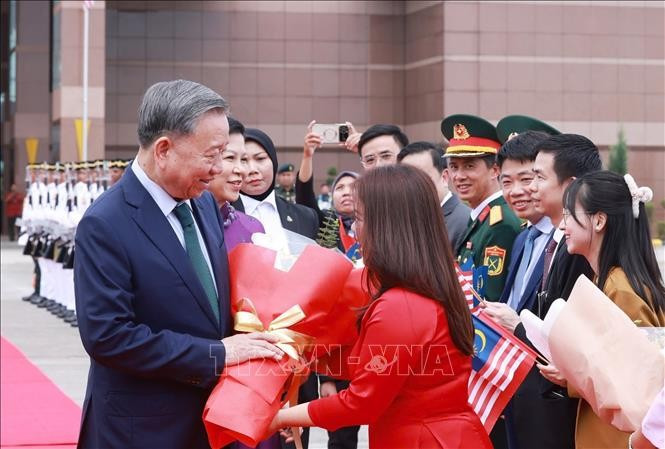 Ceremonia de despedida al líder del PCV y su esposa.