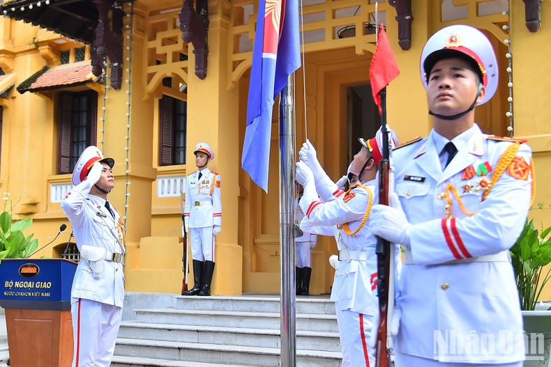 La bandera de la Asean simboliza la solidaridad, la amistad, la cooperación y la aspiración por la paz, la estabilidad y el desarrollo de todos los países miembros de la Asociación bajo el techo común de la Comunidad de la Asean.