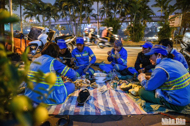 En esta ocasión especial, los trabajadores, aún uniformados, hablan de su vida diaria. El grupo se compone de 25 personas, 17 de las cuales son de otras ciudades o provincias. Se quedan en Hanói varios asuetos nacionales por el Año Nuevo Lunar dispuestas a mantener limpia la capital. “Más tarde, nos arreglaremos para visitar nuestro pueblo natal. En esta ocupación estamos acostumbrados a acoger el Tet en la calle”, expresó una de ellas. En esta ocasión especial, los trabajadores, aún uniformados, hablan de su vida diaria. El grupo se compone de 25 personas, 17 de las cuales son de otras ciudades o provincias. Se quedan en Hanói varios asuetos nacionales por el Año Nuevo Lunar dispuestas a mantener limpia la capital. “Más tarde, nos arreglaremos para visitar nuestro pueblo natal. En esta ocupación estamos acostumbrados a acoger el Tet en la calle”, expresó una de ellas.