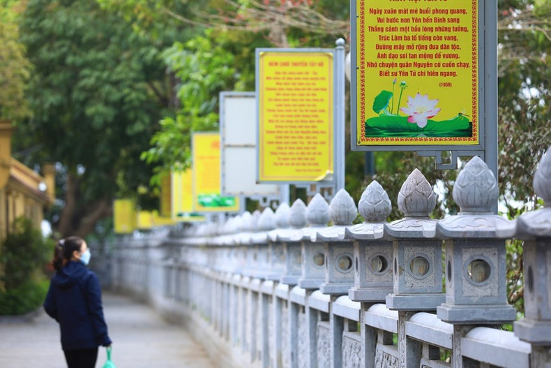 El camino hacia la pagoda de Tran Quoc, milenario sitio sagrado en Hanói. El camino hacia la pagoda de Tran Quoc, milenario sitio sagrado en Hanói.
