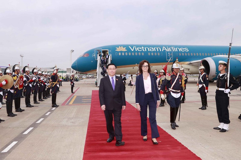 La ceremonia de bienvenida al presidente de la Asamblea Nacional de Vietnam, Vuong Dinh Hue, en el aeropuerto de Ezeiza en Buenos Aires.