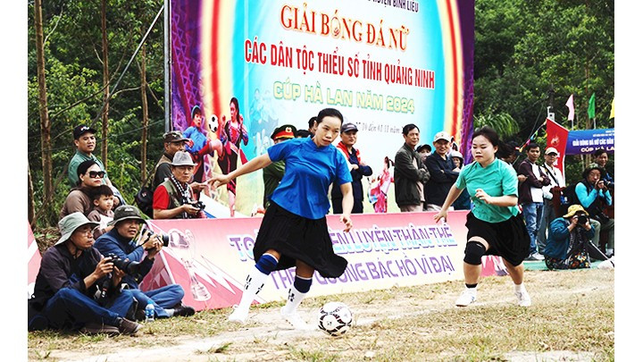 La mayoría de los espectadores son lugareños y turistas. La mayoría de los espectadores son lugareños y turistas.