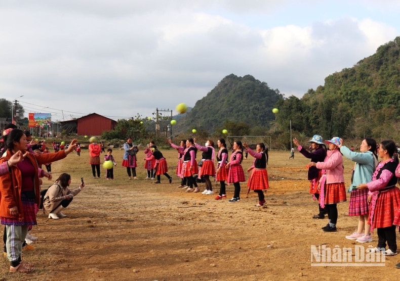 Los juegos tradicionales forman parte de las actividades comunitarias por el Año Nuevo Lunar. Descuella el “Pa Pao” (Tirar el “pa pao”), que fortalece los brazos y la vista, así como brinda la oportunidad de conocerse a los futuros novios. Los juegos tradicionales forman parte de las actividades comunitarias por el Año Nuevo Lunar. Descuella el “Pa Pao” (Tirar el “pa pao”), que fortalece los brazos y la vista, así como brinda la oportunidad de conocerse a los futuros novios.