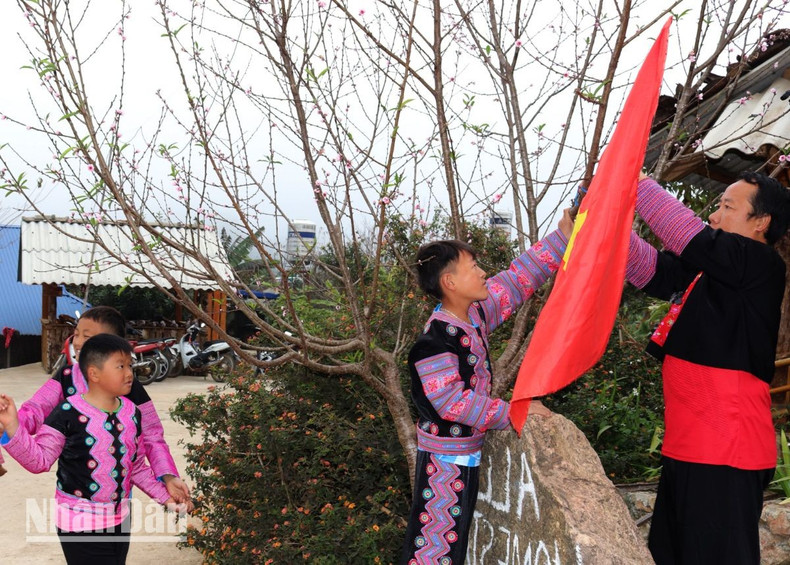 En saludo a la festividad tradicional, los lugareños suelen izar una nueva bandera nacional en la entrada a su hogar. En saludo a la festividad tradicional, los lugareños suelen izar una nueva bandera nacional en la entrada a su hogar.