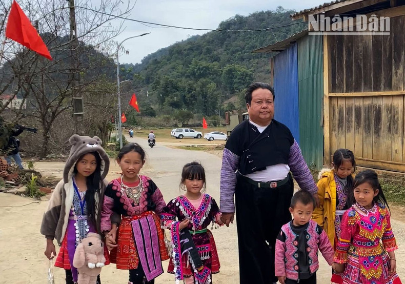 Los niños también tienen nueva ropa en ocasión de la festividad y acompañan a sus padres en las visitas. Los niños también tienen nueva ropa en ocasión de la festividad y acompañan a sus padres en las visitas.