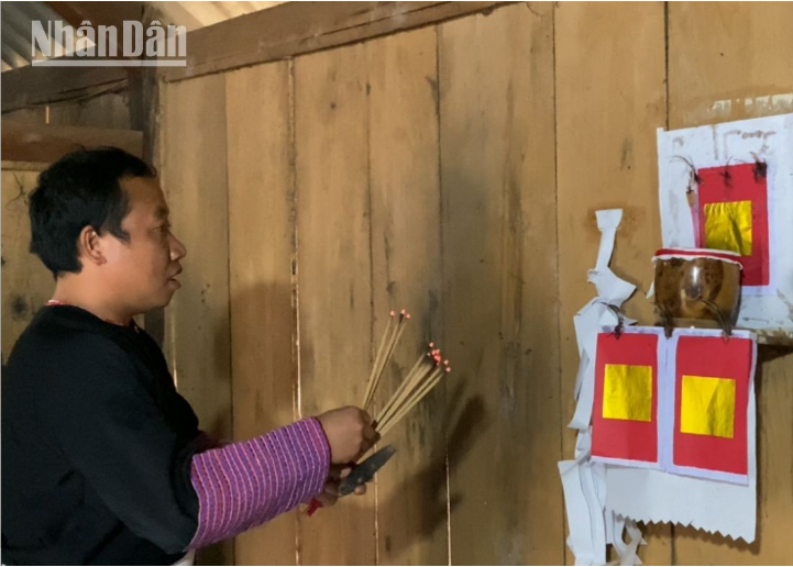 Algunas aldeas de los H’Mong en Son La solo dan por iniciado el festejo con la realización del rito de ofrenda a sus antepasados. La planifican para un momento adecuado a sus condiciones y prefieren invitar a cuantos familiares y amigos sean posibles. Algunas aldeas de los H’Mong en Son La solo dan por iniciado el festejo con la realización del rito de ofrenda a sus antepasados. La planifican para un momento adecuado a sus condiciones y prefieren invitar a cuantos familiares y amigos sean posibles.