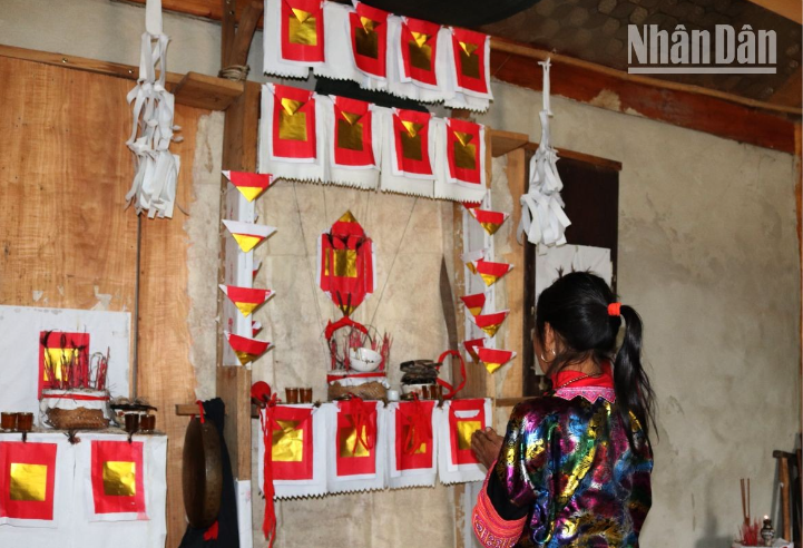 Los H’Mong creen que todos los seres vivos tienen alma, por lo que en ocasión del Año Nuevo Lunar queman inciensos en nueve sitios de su vivienda. Los H’Mong creen que todos los seres vivos tienen alma, por lo que en ocasión del Año Nuevo Lunar queman inciensos en nueve sitios de su vivienda.