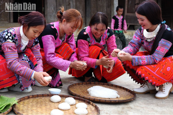 La etnia piensa que el tamaño, la forma redonda y la cantidad de los pastelitos corresponden al nivel de abundancia y felicidad de su vida. La etnia piensa que el tamaño, la forma redonda y la cantidad de los pastelitos corresponden al nivel de abundancia y felicidad de su vida.